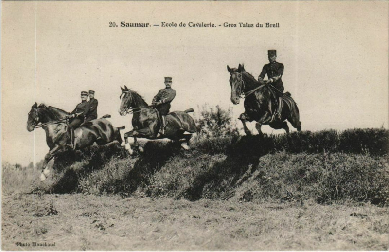 Carte postale ancienne Saumur Ecole de Cavaleire - Gros Talus du Breil à Saumur