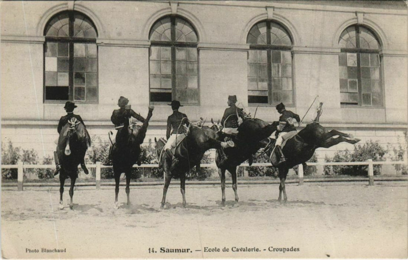 Carte postale ancienne Saumur Ecole de Cavaleire - Croupades à Saumur