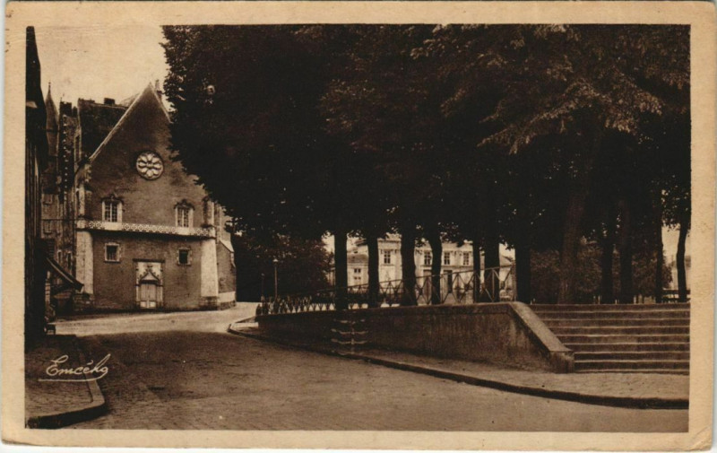 Carte postale ancienne Bauge La Rue du Mail et le Chateau