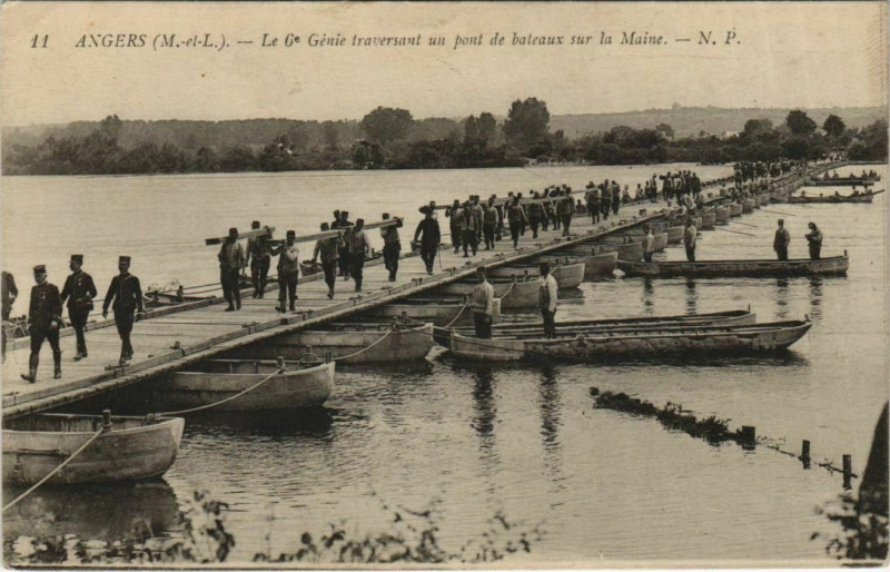 Carte postale ancienne Angers Le 6e Genie Traversant au Pont de Bateaux à Angers