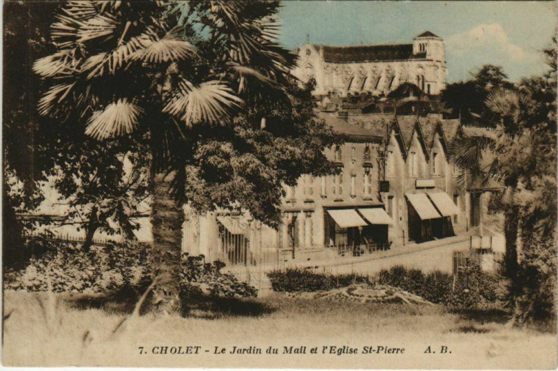 Carte postale ancienne Cholet Le Jardin du Mail et l'Eglise Saint-Pierre à Cholet