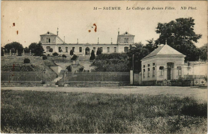 Carte postale ancienne Saumur Le College de Jeunes Filles à Saumur
