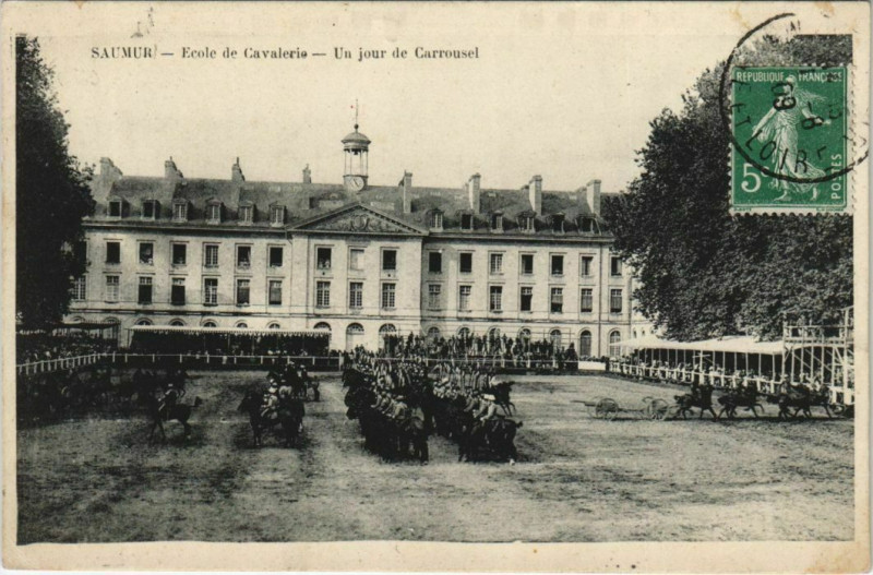 Carte postale ancienne Saumur Ecole de Cavalerie - Un Jour de Carrousel à Saumur