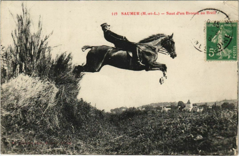 Carte postale ancienne Saumur Saut d'un Broock au Breil à Saumur