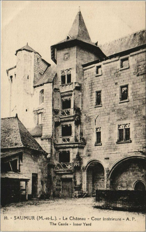 Carte postale ancienne Saumur Le Chateau - Cour Interieure à Saumur