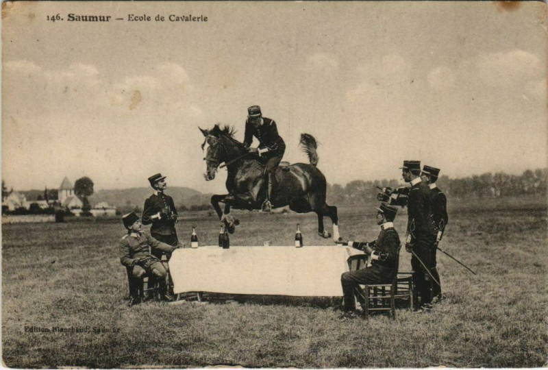 Carte postale ancienne Saumur Ecole de Cavalerie à Saumur