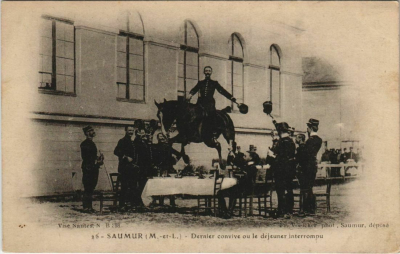 Carte postale ancienne Saumur Dernier Convive ou le Dejeuner Interrompu à Saumur