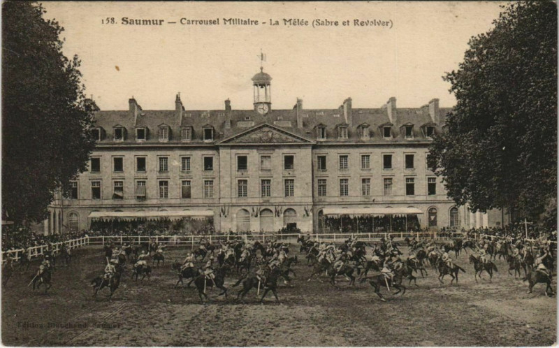 Carte postale ancienne Saumur Carrousel Militaire - La Melee à Saumur