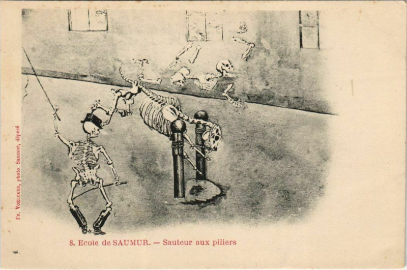 Carte postale ancienne Saumur Ecole de Saumur - Sauteur aux Piliers à Saumur