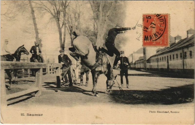 Carte postale ancienne Saumur Cavalerie - Cavalry à Saumur