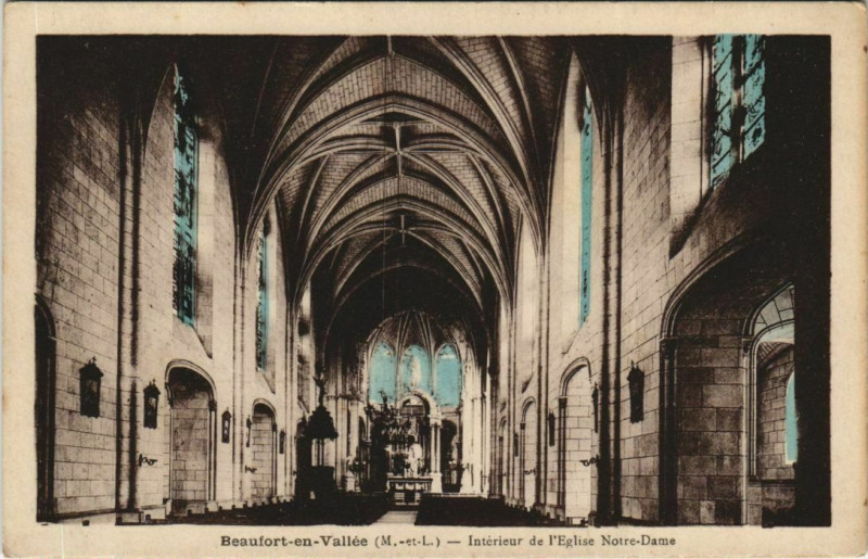 Carte postale ancienne Beaufort-en-Vallee Interieur de l'Eglise Notre-Dame