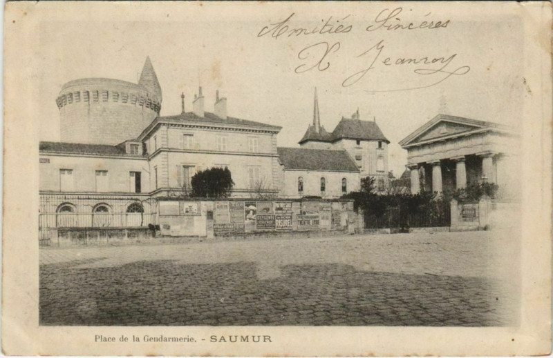 Carte postale ancienne Saumur Place de la Gendarmerie à Saumur