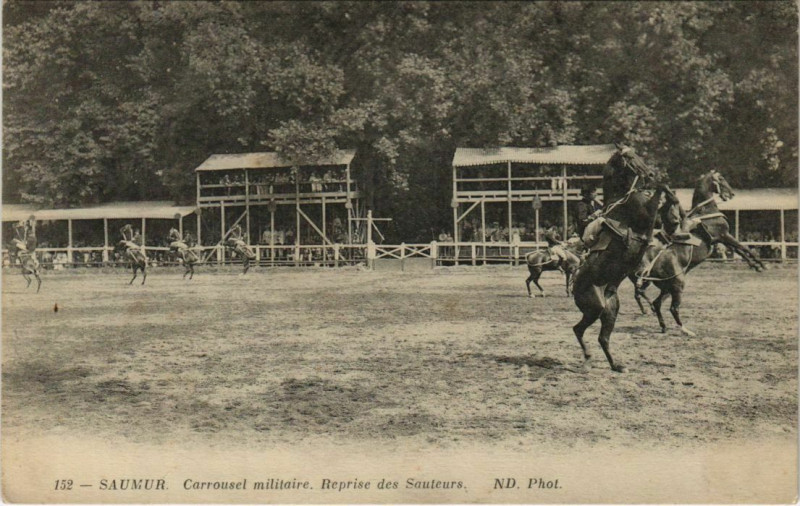 Carte postale ancienne Saumur Carrousel Militaire - Reprise des Sauteurs à Saumur