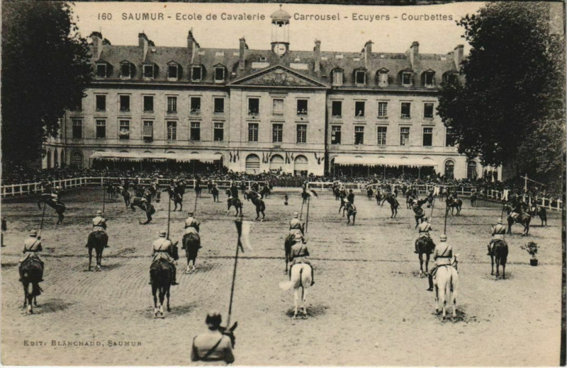 Carte postale ancienne Saumur Ecole de Cavalerie - Carrousel - Ecuyers - Courbettes à Saumur