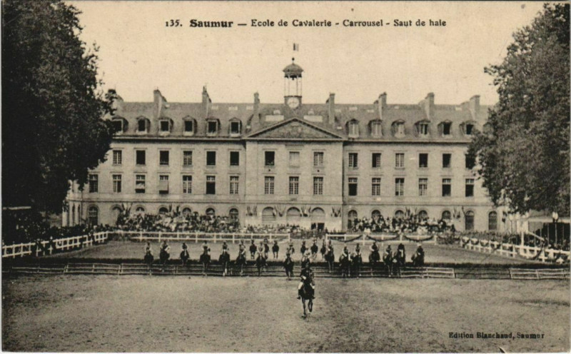 Carte postale ancienne Saumur Ecole de Cavalerie - Carrousel - Saut de Hale à Saumur