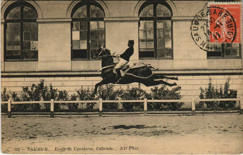 Carte postale ancienne Saumur Ecole de Cavalerie - Cabriole à Saumur