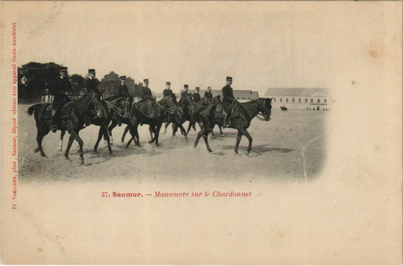 Carte postale ancienne Saumur Manoeuvre sur le Chardonnet à Saumur