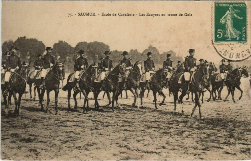 Carte postale ancienne Saumur Ecole de Cavalerie - Les Ecuyers en Tenue de Gala à Saumur