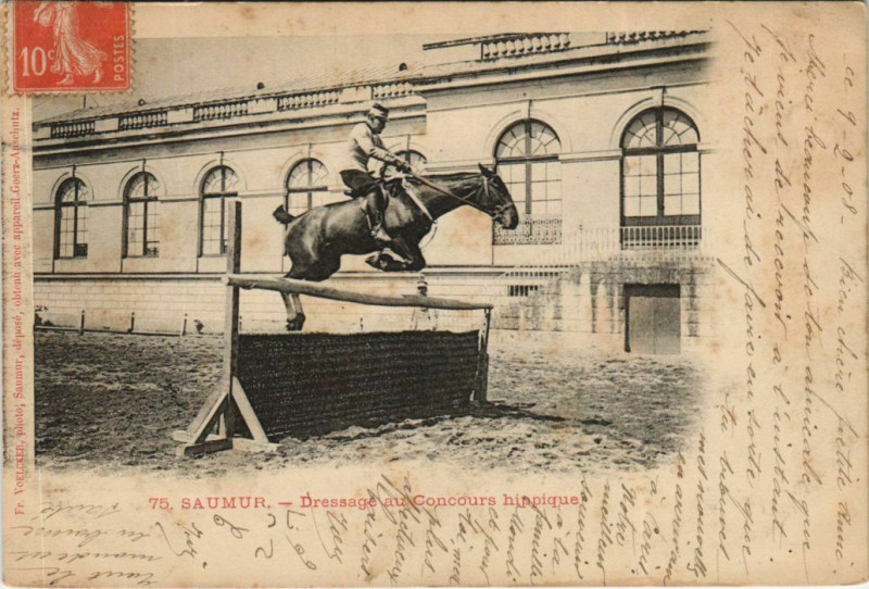 Carte postale ancienne Saumur Dressage au Concours Hippique à Saumur