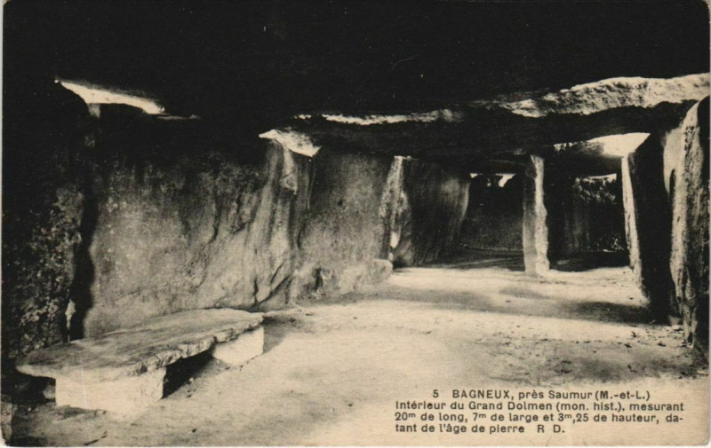 Carte postale ancienne Bagneux pres Saumur - Interieur du Grand Dolmen à Saumur