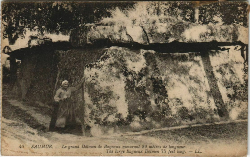 Carte postale ancienne Saumur Le Grand Dolmen de Bagneux à Saumur