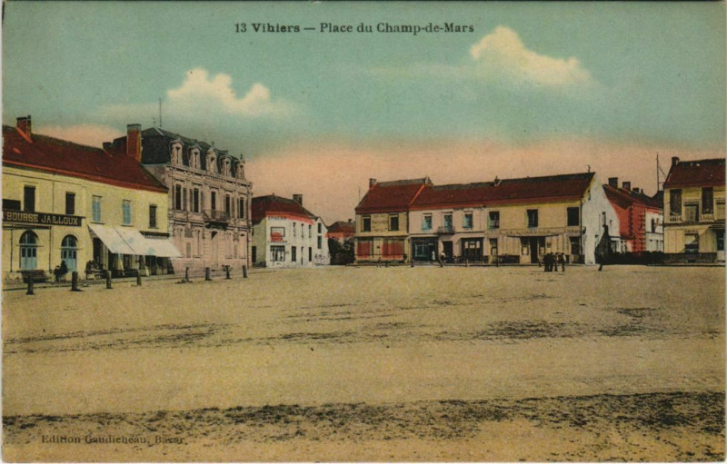 Carte postale ancienne Vihiers Place du Champ-de-Mars