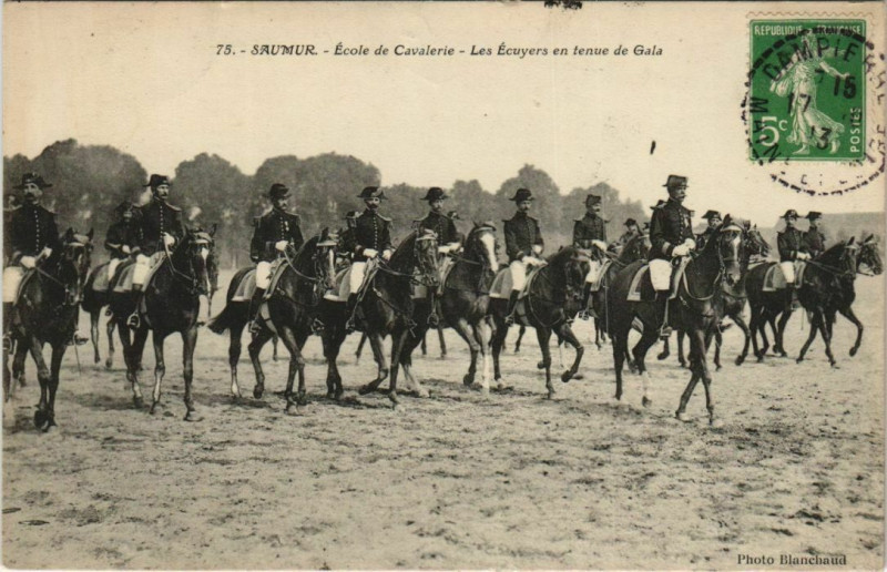 Carte postale ancienne Saumur Ecole de Cavalerie - Les Ecuyers en Tenue de Gala à Saumur