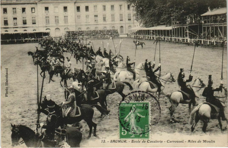 Carte postale ancienne Saumur Ecole de Cavaleire - Carrousel - Ailes de Moulin à Saumur