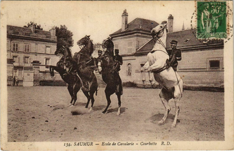 Carte postale ancienne Saumur Ecole de Cavaleire - Courbette à Saumur