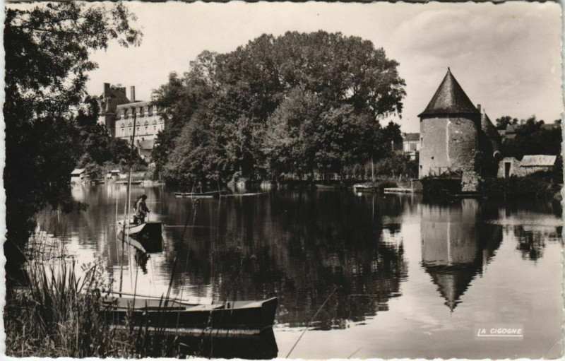 Carte postale ancienne Durtal Vieille Tour et Chateau à Durtal