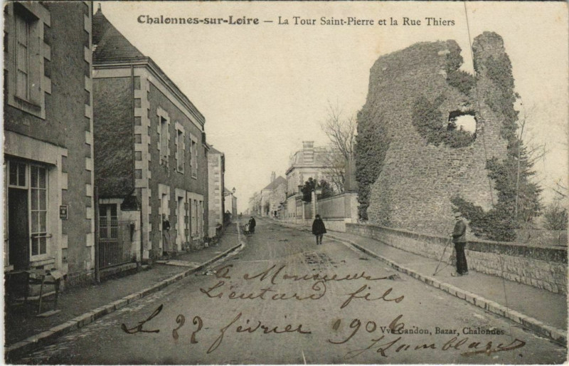 Carte postale ancienne Chalonnes-sur-Loire La Tour Saint-Pierre et la Rue Thiers à Chalonnes-sur-Loire