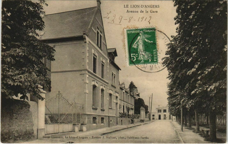 Carte postale ancienne Le Lion-d'Angers Avenue de la Gare à Angers
