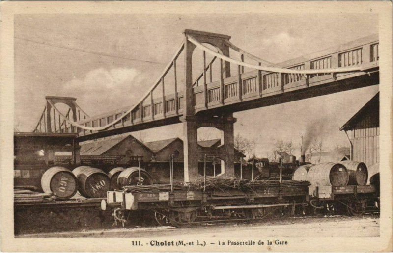 Carte postale ancienne Cholet La Passerelle de la Gare à Cholet