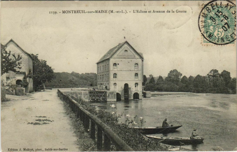 Carte postale ancienne Montreuil-sur-Maine L'Ecluse et Avenue de la Grotte à Montreuil-sur-Maine