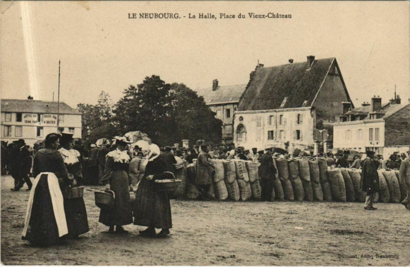 Carte postale ancienne Le Neubourg La Halle - Place du Vieux-Chateau au Neubourg