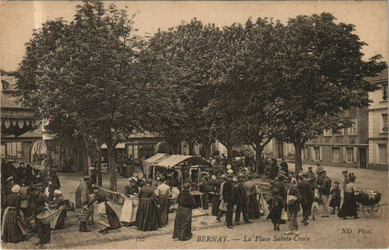 Carte postale ancienne Bernay La Place Sainte-Croix à Bernay