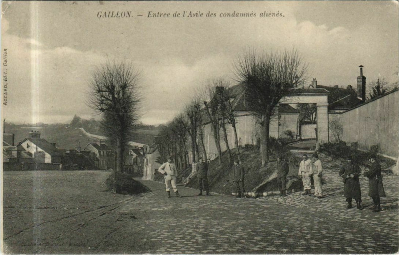 Carte postale ancienne Gaillon Entree de l'Asile des Condamnes Alienes à Gaillon