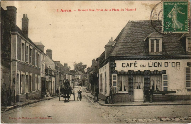 Carte postale ancienne Arrou Grande Rue - Prise de la Place du Marche