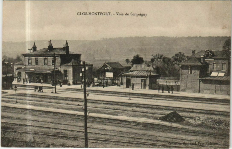 Carte postale ancienne Glos-Montfort Voie de Serquigny - La Gare à Serquigny