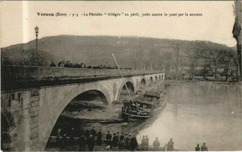 Carte postale ancienne Vernon La Peniche Allegro en Peril à Vernon