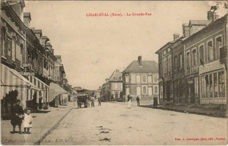 Carte postale ancienne Charleval La Grande Rue à Charleval