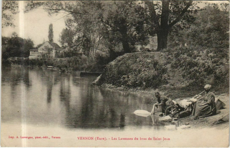 Carte postale ancienne Vernon Les Laveuses du Bras de Saint Jean à Vernon