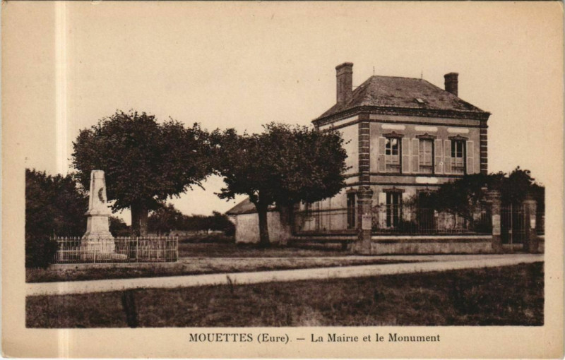 Carte postale ancienne Mouettes La Mairie et le Monument à Mouettes