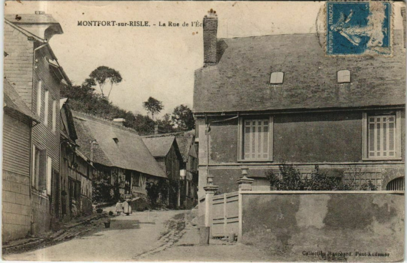 Carte postale ancienne Montfort-sur-Risle La Rue de l'Ecu à Montfort-sur-Risle