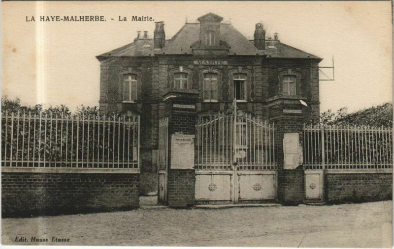 Carte postale ancienne La Haye-Malherbe La Mairie à La Haye-Malherbe