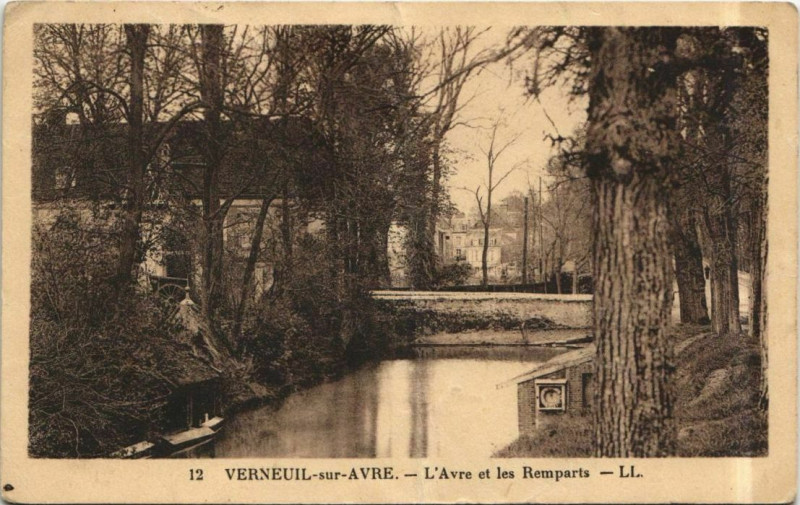 Carte postale ancienne Verneuil-sur-Avre L'Avre et les Remparts
