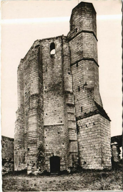 Carte postale ancienne Gisors Le Donjon de la Tour Saint-Thomas à Gisors