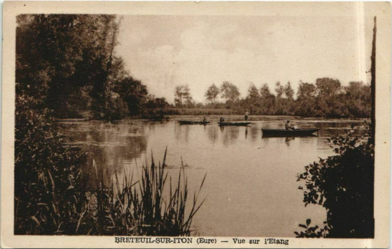 Carte postale ancienne Breteuil-sur-Iton Vue sur l'Etang à Breteuil