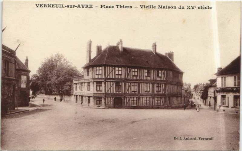 Carte postale ancienne Verneuil-sur-Avre Place Thiers - Vieille Maison