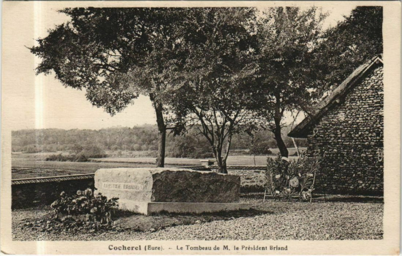 Carte postale ancienne Cocherel Le Tombeau de M. le President Briand